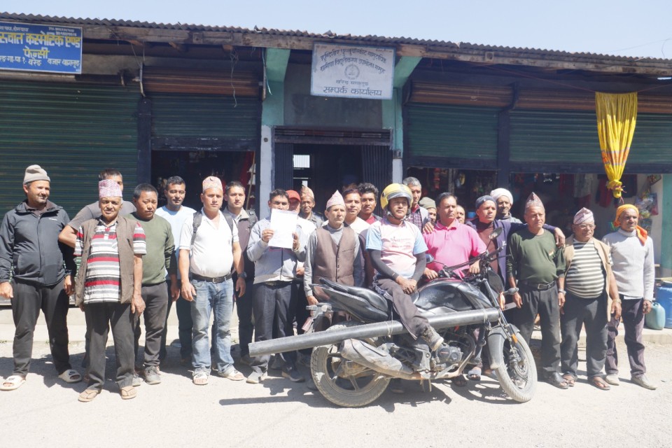 बिद्युत सेवा प्रवाहलाई गुणस्तरीय बनाउन माग राख्दै बरेङका उपभोक्ताले समितिलाई ध्यानाकर्षण पत्र बुझाए
