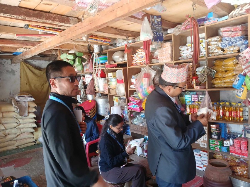 बरेङ बजार अनुगमन,म्याद गुज्रिएका सामान नियन्त्रणमा लिएर नष्ट