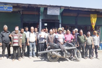 बिद्युत सेवा प्रवाहलाई गुणस्तरीय बनाउन माग राख्दै बरेङका उपभोक्ताले समितिलाई ध्यानाकर्षण पत्र बुझाए